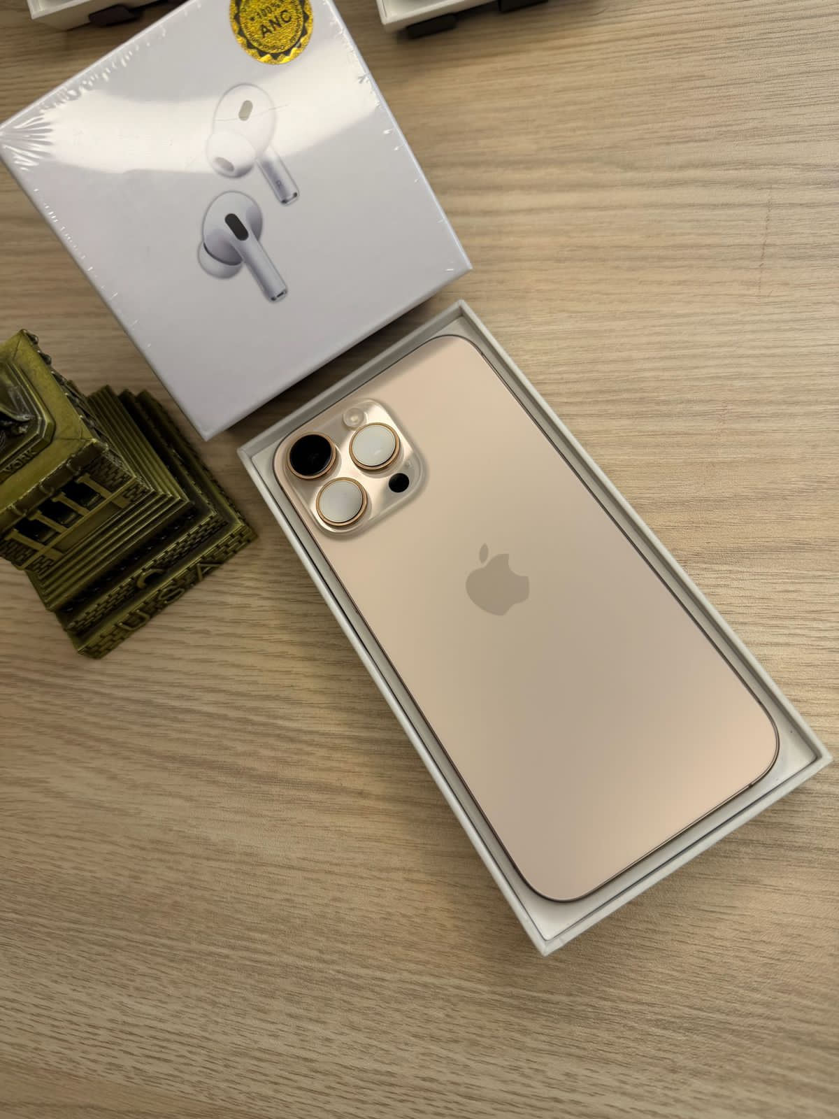iPhone 16 Pro Max — Titanio Desierto