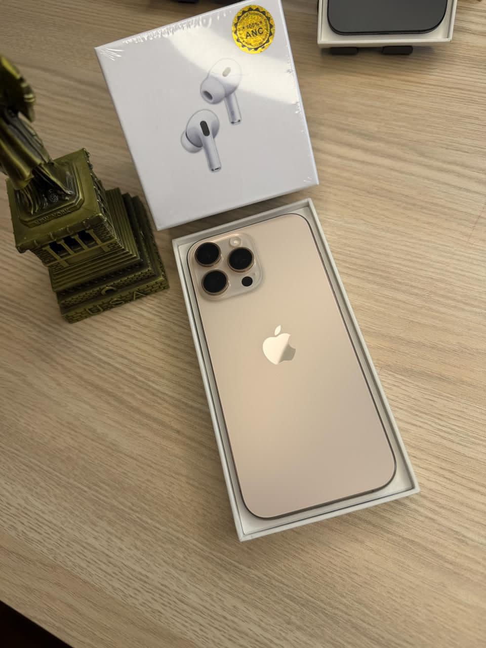 iPhone 16 Pro — Titanio Desierto