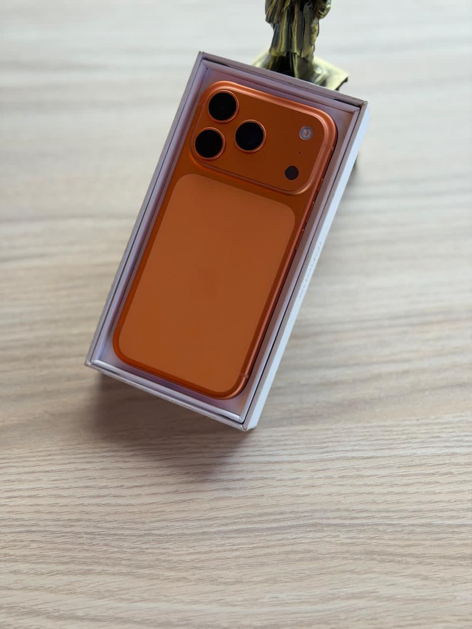 iPhone 17 Pro Max en caja sellada — Naranja Cósmico